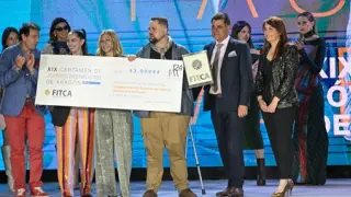 Alvaro Castillo, vencedor este año del Certamen de Jovenes Diseñadores de Aragón, con su cheque de 3.000 euros.