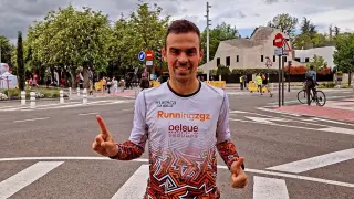 Alberto Puyuelo posa como ganador del maratón de Vitoria.