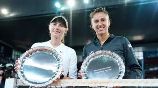 Cristina Bucsa y Sara Sorribes posan como campeonas del dobles femenino en el Mutua Madrid Open.