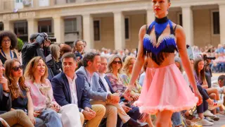 Desfile de la Aragón Fashion Street en la plaza del Pilar de Zaragoza:  Escuela de Moda y Jóvenes Diseñadores