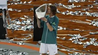 El tenista ruso Andrei Rublev posa con el trofeo de vencedor en la final individual masculina del Mutua Madrid Open