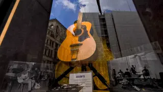 La guitarra perdida de John Lennon reaparece para batir récords de subasta