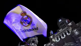 Seguidores del Real Madrid celebran el nuevo campeonato de Liga el sábado en Cibeles