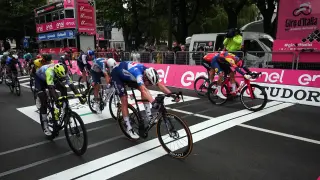 Tim Merlier (Soudal Quick-Step), Jonathan Milan (Lidl-Trek), Biniam Girmay (Intermarch), entran al esprint en la tercera etapa del Giro
