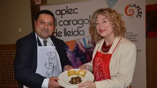 Ferran Petrix y Pilar Bosch, con una receta de caracoles en la presentación en Zaragoza