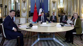 El presidente francés Emmanuel Macron (centro), el presidente de China, Xi Jinping, y la presidenta de la Comisión Europea, Ursula von der Leyen, asisten a una reunión trilateral en el Palacio del Elíseo