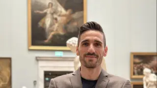 Juanjo Hervías posa en Estocolmo ante la alegoría de Goya ‘La Verdad, el Tiempo y la Historia’.