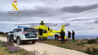 Momento en el que el ciclista herido era evacuado en helicóptero por miembros de la Guardia Civil.
