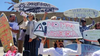 Protesta en México por la muerte de los tres surfistas extranjeros asesinados.