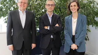 Jorge Escuin, Director de Estrategia y Desarrollo de Negocio de Movilidad de Repsol; Sergio Treviño, CEO de Sesé; y Berta Cabello, Directora de Combustibles Renovables de Repsol.