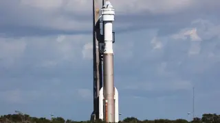 Cohete Atlas V de United Launch Alliance en la plataforma de lanzamiento en Cabo Cañaveral, Florida, preparado para una misión tripulada que fue pospuesta debido a problemas técnicos.