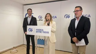 De izquierda a derecha, Sergio Sayas, Ana Alós y Javier Folch, presentando su iniciativa en el Congreso en la sede del PP en Huesca.