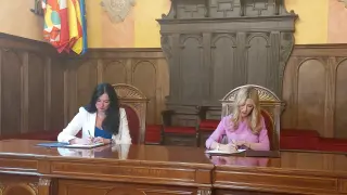 La alcaldesa de Huesca, Lorena Orduna, y la vicepresidenta del Gobeirno de Aragón, Mar Vaquero, firman el convenio.