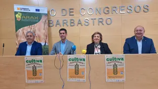 Luis Olivera, presidente de la SCLAB, Saúl Pérez, presidente de Comarca, Silvia Ramírez, concejal de Desarrollo y José Víctor Nogués, presidente de Cooperativas Agrícolas de Aragón.