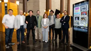 Diferentes autoridades municipales y de Aspanoa posan junto a los artistas B Vocal y Diego Peña este miércoles 8 de mayo en el Auditorio de Zaragoza.