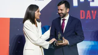 David Lozano recibe el Premio Gran Angular en Madrid.