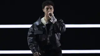 Eric Saade, quien representó a Suecia en 2011, interpreta su canción 'Popular' como acto de apertura durante la primera semifinal del 68º Concurso de la Canción de Eurovisión