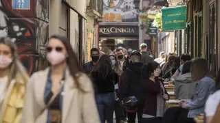 Gente con mascarilla en las calles de Zaragoza durante uno de los brotes de covid. gsc1