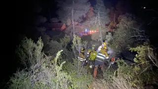 Los bomberos trabajando en la extinción del fuego de Lledó en la noche de este martes.