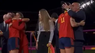 Momento en el que Luis Rubiales besa a Jenni Hermoso durante la celebración del Mundial