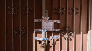 Puerta de acceso al número 152 de la calle de Boggieron donde se han producido dos homicidios.