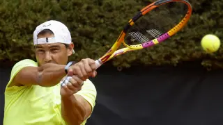 El tenista español Rafael Nadal en acción durante un entrenamiento del Open de Tenis de Italia en Roma