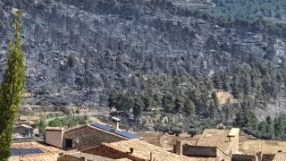 El fuego quedó a escasos metros del pueblo de Lledó, como se ve en la fotografía.