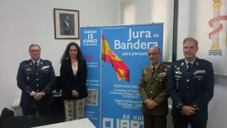 La alcaldesa de Cuarte, Elena Lacalle, junto al jefe de la Base, general Santiago Ibarreta, y a su izquierda, el delegado de Defensa en Aragón, coronel Conrado Cebollero, y el segundo jefe de la Base, coronel Carlos Marín.
