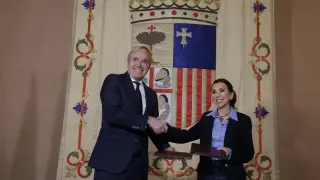Jorge Azcón y Marta Fernández se estrechan las manos tras firmar el convenio de colaboración.