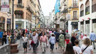 Gente paseando en Zaragoza