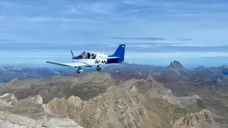 Imagen de una avioneta en el Pirineo, utilizada como promoción de los vuelos sobre Ordesa.