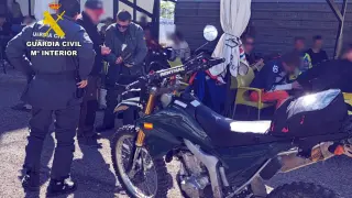 La Guardia Civil detecta una ruta ilegal de motocicletas de enduro por los senderos del monte de Alfajarín