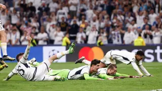 Los jugadores del Real Madrid celebran la victoria sobre el césped.