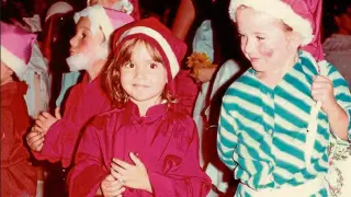 Arantxa Ezquerro, a la izquierda, con 8 años, en Pradejón, en unas navidades