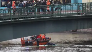 Caída de un autobús a un canal de San Petersburgo