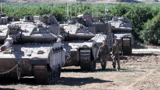 Carros de combate del Ejército de Israel cerca del paso de Kerem Shalom, en la frontera con la Franja de Gaza.