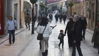 Gente paseando en Huesca