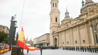 Izado de la bandera en la Plaza del Pilar por el día de las Fuerzas Armadas