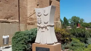 La escultura dedicada al monarca ha sido instalada junto a la iglesia parroquial