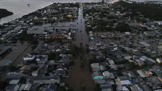 Los muertos en el sur de Brasil suman 116 y el Gobierno alerta de más lluvias el fin de semana BRASIL INUNDACIONES