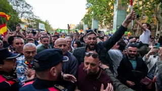 Varias personas contrarias a un mitin de Vox, en la plaza Llibertat en Reus, Tarragona, Catalunya (España).