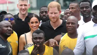 Britains Prince Harry, Duke of Sussex and his wife Meghan, Duchess of Sussex pose on the day they attend a volleyball match played with wounded army veterans, at the Nigerian army officers mess in Abuja, Nigeria May 11, 2024. REUTERS/Akintunde Akinleye [[[REUTERS VOCENTO]]]