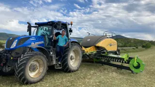 Daniel Lacasa, con su nuevo tractor de última generación.