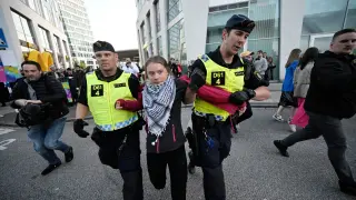 Climate activist Greta Thunberg is detained by police officers on the day of the Stop Israel demonstration, against Israels participation in the Eurovision Song Contest due to its ongoing offensive in Gaza against Hamas, in Malmo, Sweden, May 11, 2024. TT News Agency/Johan Nilsson via REUTERS ATTENTION EDITORS - THIS IMAGE WAS PROVIDED BY A THIRD PARTY. SWEDEN OUT. NO COMMERCIAL OR EDITORIAL SALES IN SWEDEN. [[[REUTERS VOCENTO]]]