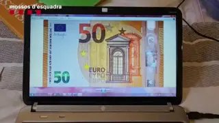 Los Mossos d'Esquadra han desmantelado un laboratorio de falsificación de billetes de 20 y 50 euros instalado en un duplex de lujo de Barcelona.