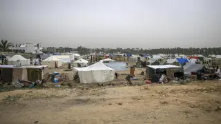 Vista de los refugios en un nuevo campamento creado por palestinos desplazados internos tras una orden de evacuación emitida por el ejército israelí, en Rafah