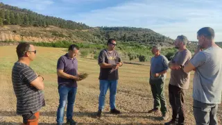 Los responsables de UAGA con agricultores de Calaceite, en la comarca turolense del Matarraña.