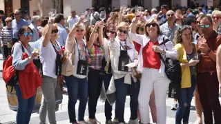 Nueve bodegas y seis bares y restaurantes han participado en la primera parada de 'Somontano en ruta' en la ciudad de Huesca con gran éxito de público.