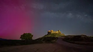 Vista de la aurora boreal en los alrededores del castillo de Montearagon
