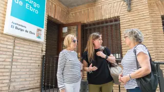 Asunción, Ana y Rosa, frente a la puerta del consultorio médico de El Burgo de Ebro.